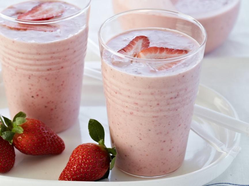 The Real Food Academy Miami's strawberry and banana smoothie recipe.