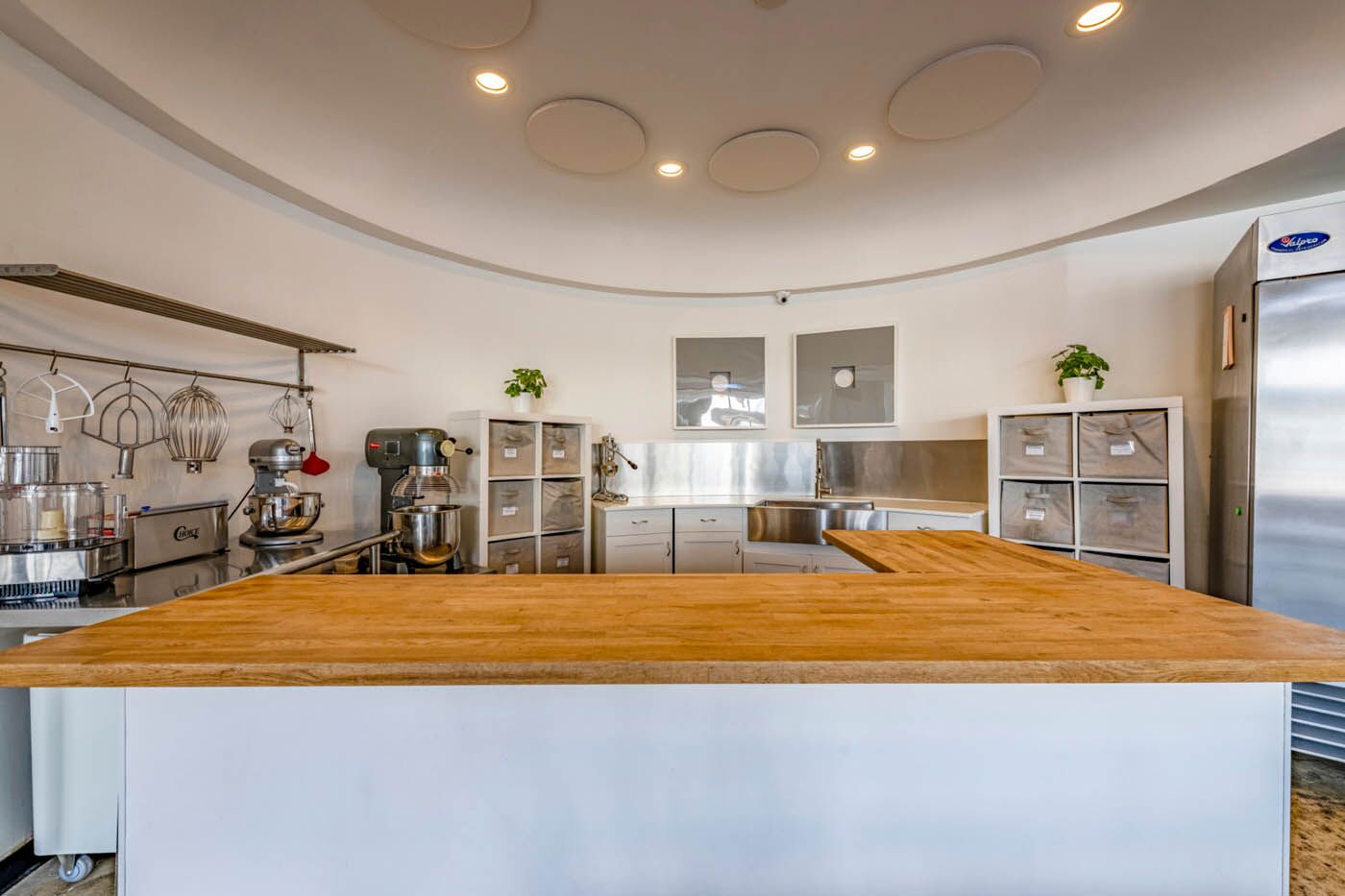 The Real Food Academy Miami bar area.