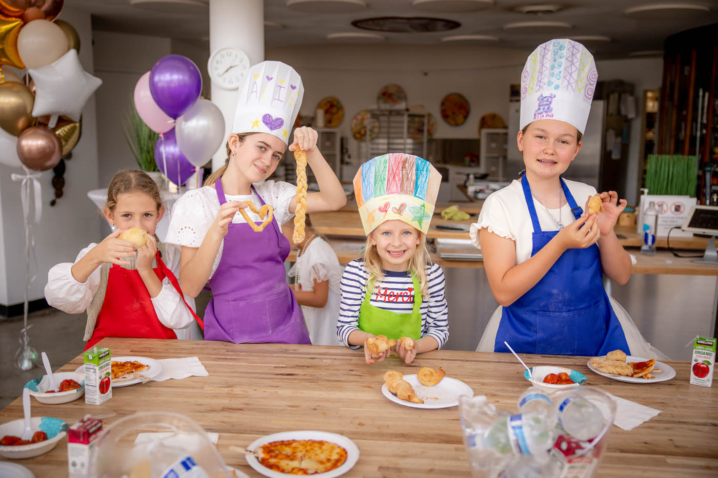 A picture of a children at a {fran_name_short} cooking class party.